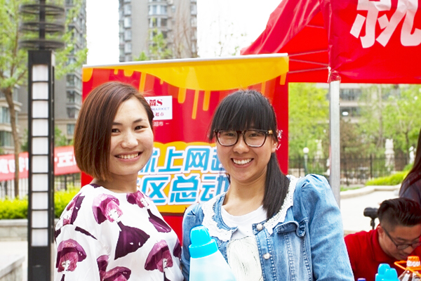 萬水瀾庭社區(qū)總動(dòng)員-中獎(jiǎng)?lì)櫩团c工作人員合影留念.jpg