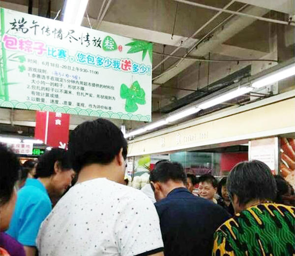 朝陽店圍觀顧客.jpg