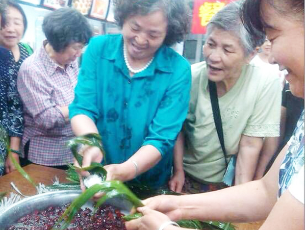 興華店顧客包粽子比賽.jpg